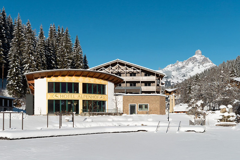 Hotel Alpenhof in Filzmoos mit idyllischem Blick auf die Bischofsmütze