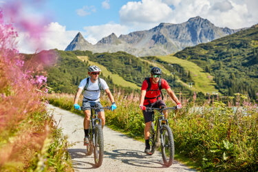 Beim Radfahren oder E-Biken lässt sich die Natur im Paznaun besonders schön erleben.